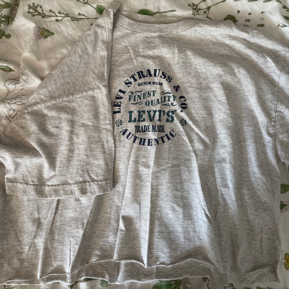 Cropped Levi’s Tee